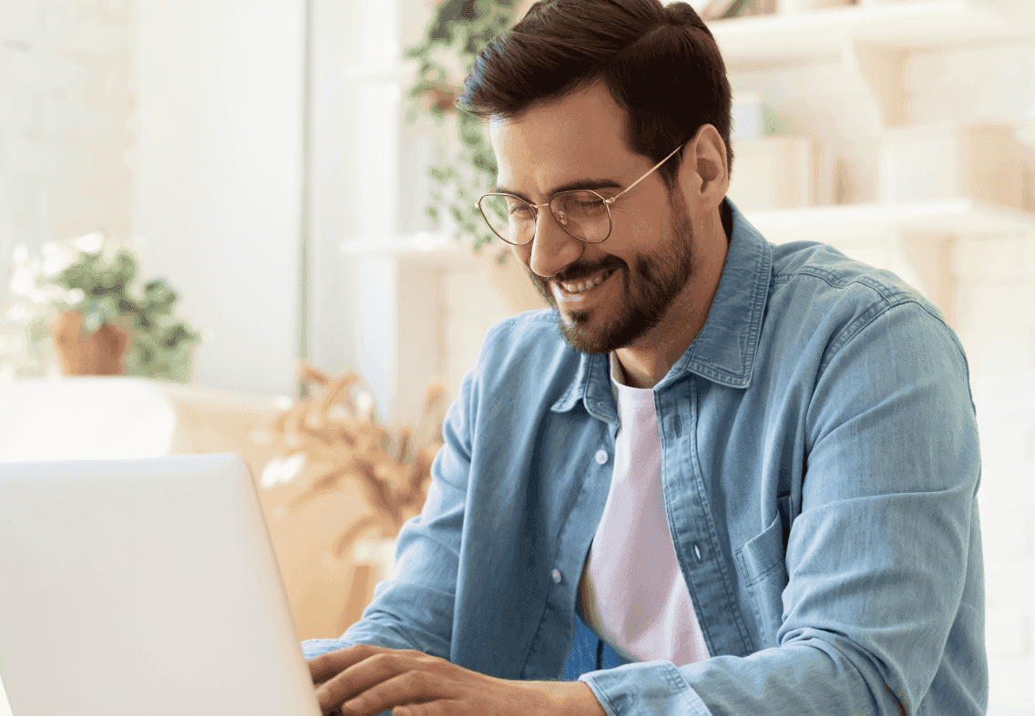 Um homem e uma mulher sorridente olhando para o computador