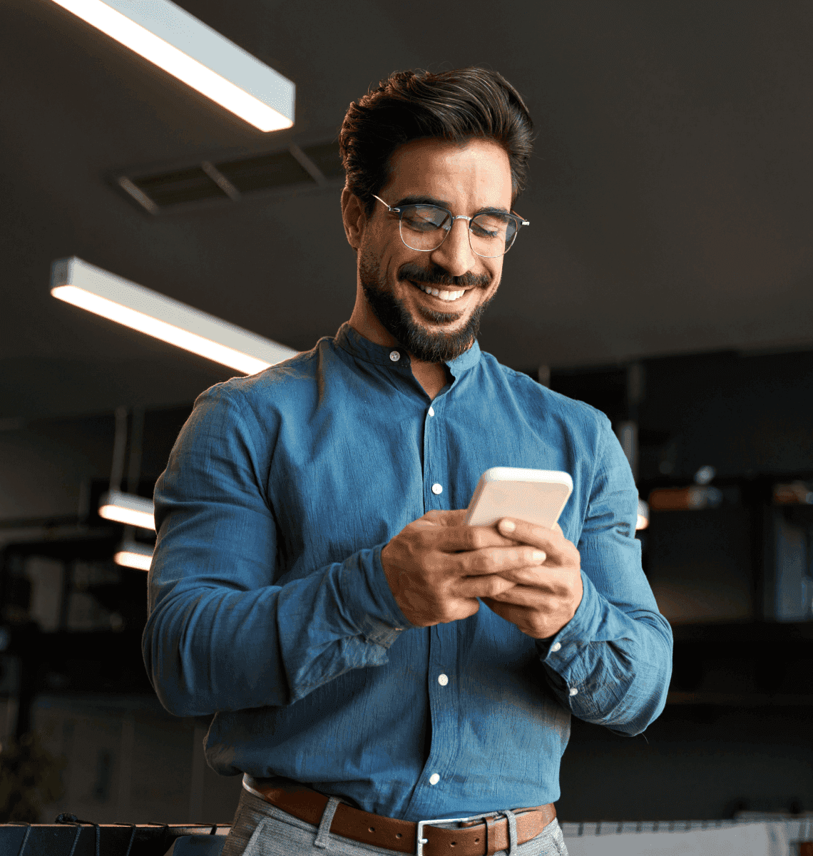 Uma mulher segurando um celular e sorrindo