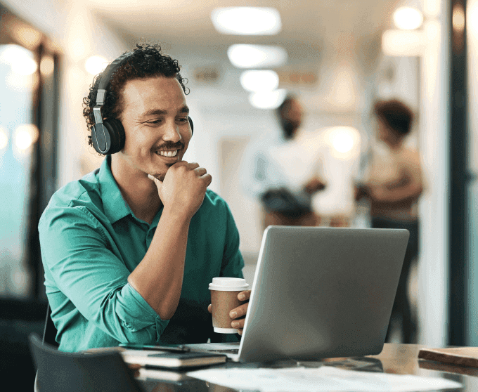 Um homem sorridente mexendo no tablet